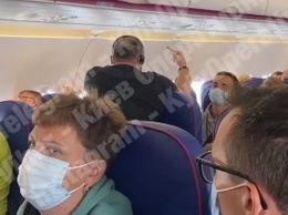 Летевший с Кипра в Киев пассажир самолета дебоширил из-за требования надеть маску (ВИДЕО)