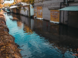 В Днепре на Каруны вода залила гаражи: люди за свои деньги арендовали спецтехнику