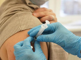 В Украине могут начать колоть третью дозу вакцины