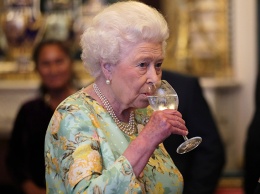 Врачи рекомендовали британской королеве отказаться от вечернего коктейля