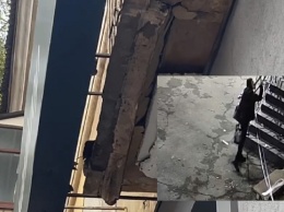 В Кривом Роге по «красной линии» упала плита с балкона