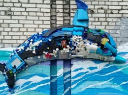 В Киеве появилась уникальная картина из пластикового мусора
