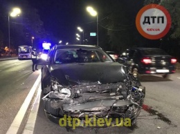 В Киеве авто на скорости врезалось в маршрутку с людьми (фото, видео)
