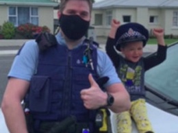Курьез: в Новой Зеландии ребенок вызвал полицию, чтобы показать свои игрушки