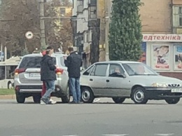 В Кривом Роге на кольце по улице Владимира Великого столкнулись Daewoo Nexia и Mitsubishi