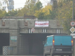 В Николаеве вывесили плакат с "цитатой Путина", его уничтожили горожане (ВИДЕО)