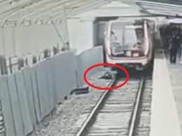 В метро Москвы мужчина прыгнул под поезд