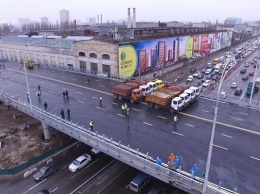 Правоохранители проводят осмотр Шулявского моста с привлечением экспертов