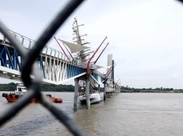 Военный парусник врезался в мост в Эквадоре