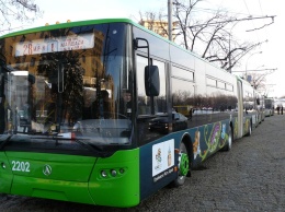 В Харькове после скандала пассажира вытолкали из троллейбуса, он разбил стекло (видео)