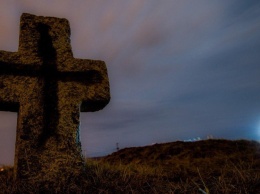Малолетние вандалы из Кривого Рога сняли крест на кладбище