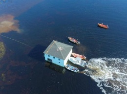 Семья из Канады перевезла на лодках через залив столетний дом