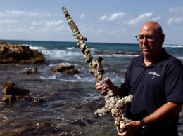 У берегов Израиля водолаз-любитель нашел 900-летний меч крестоносца (ВИДЕО)