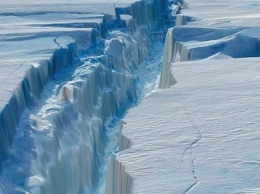 Климат быстро меняется: на одном из самых старых арктических ледников обнаружили гигантскую трещину