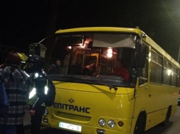 В Киеве со стрельбой напали на маршрутку. 18+