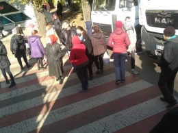 В Николаеве жильцы многоэтажки, где 2 недели отключен газ, перекрыли улицу - газовщики говорят, что работают "максимально быстро"