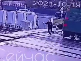 В сети опубликовали видео гибели девушки на железнодорожном переезде под Харьковом