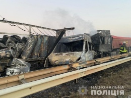 Трое погибших и 12 пострадавших: полиция сообщила подробности утренней аварии на трассе Одесса - Киев