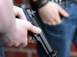 Заставили встать на колени: в Днепре хулиганы с пистолетом напали на подростков