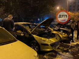 В Киеве ночью сгорели четыре автомобиля