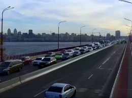 Из-за ДТП: днепряне застряли в пробке на Новом мосту