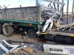 Под Харьковом столкнулись два грузовика, есть жертвы (фото)