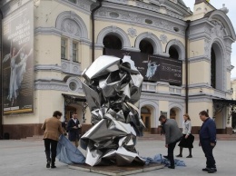 Провокация или искусство: на Театральной площади появились необычные скульптуры
