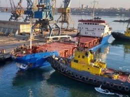 В Черноморске стометровое судно врезалось в причал (фото)