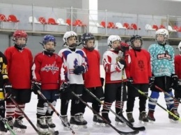 На детскую хоккейную команду Ялты выделили около полумиллиона рублей