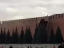 "Началось!": падение зубца стены в Кремле развеселило соцсети