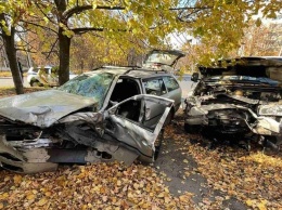 В Харькове столкнулись автомобили: водителя вырезали из машины спасатели