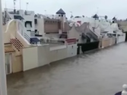 Дороги превратились в реки: в Испании из-за сильных дождей произошло наводнение (видео)
