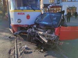 На Люстдорфской дороге «Смарт» угодил под трамвай: пострадал водитель