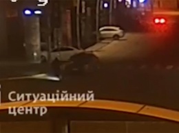 В центре Днепра мужчина на самокате врезался в автомобиль и убежал с места ДТП: видео момента