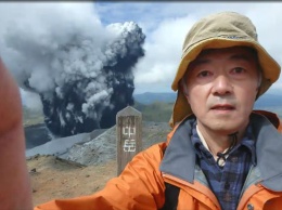 Японец сделал смелое селфи с извергающимся вулканом