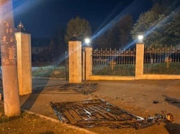 В Кривом Роге пьяный мужчина угнал с парковки женского монастыря ГАЗель выбил ворота и напал на полицейских: появилось видео