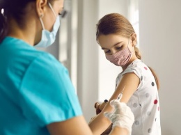 С 12 лет: в Украине разрешили вакцинировать детей от коронавируса