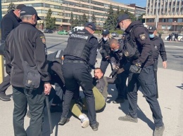 Избивали и издевались: запорожских полицейских посадили под домашний арест
