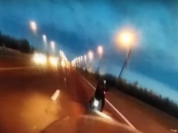 Грузовик сбил самокатчика, который ругался с мотоциклистом (ВИДЕО)