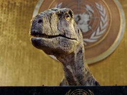 На трибуну ООН поднялся динозавр, чтобы напомнить мировым лидерам о глобальном потеплении (ВИДЕО)