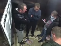 Пранканули: в лифте одной из многоэтажек повесили портрет Путина