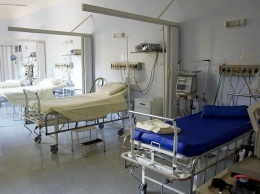 В ковидном отделении мариупольской больницы ставят кровати в коридоре