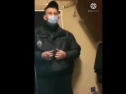 Во Львове пытались задержать начальника поезда из-за маски