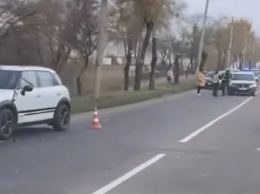 Опасная дорога: в Кривом Роге на техбазе столкнулись Renault и Мini Cooper