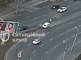 В Днепре на Набережной Победы нетрезвый водитель Kia врезался в отбойник: видео момента