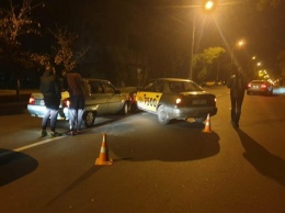 В Мариуполе ночью такси попало в аварию. - ФОТО