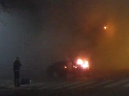 Жуткое ДТП в центре Днепра: авто влетело в дерево и загорелось (видео момента)
