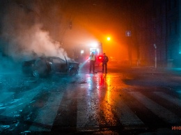 В Днепре на Старокозацкой Toyota влетела в дерево и загорелась: видео момента