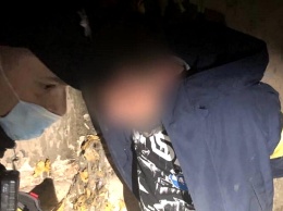 Полицейские Кривого Рога освободили из подвала подвешенного пленника с кляпом во рту