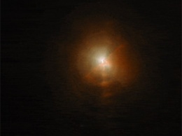 «Хаббл» увидел расширение пылевой паутины вокруг углеродной звезды